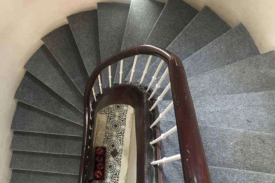 Thi công thảm cầu thang tone xám êm ái, dễ vệ sinh